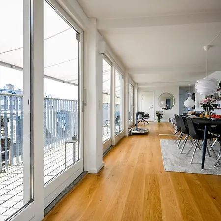 Spacious 3-bedroom With A Rooftop Terrace In The Center Of