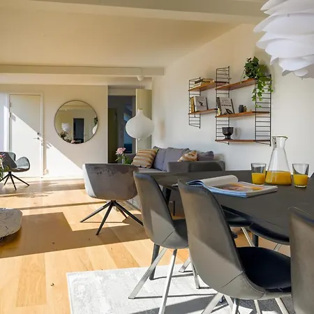 Spacious 3-bedroom With A Rooftop Terrace In The Center Of Apartment *