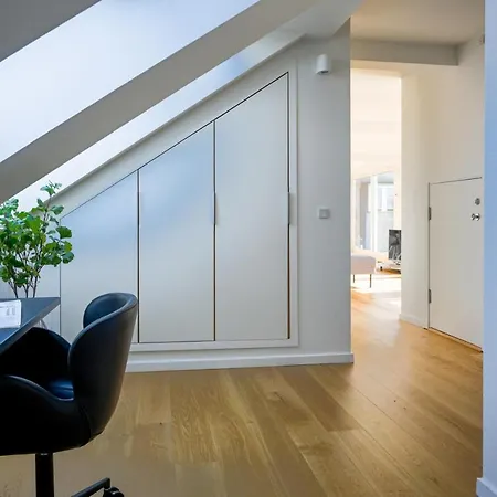 Spacious 3-bedroom With A Rooftop Terrace In The Center Of Apartment *